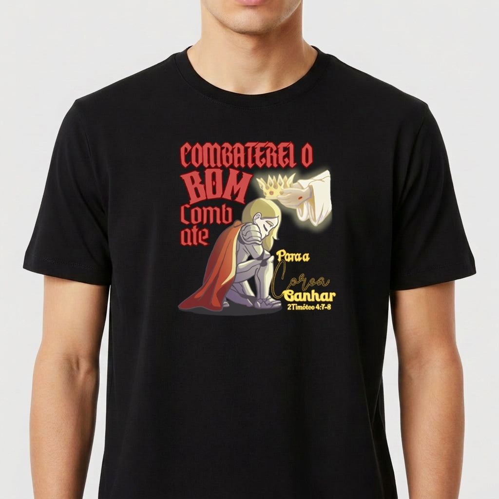 Camiseta com estampa frontal de um cavaleiro ajoelhado, usando armadura e manto, com coroa dourada sobre a cabeça, cercado por texto estilizado.