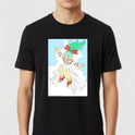 Camiseta com estampa frontal de personagem animado sorridente com cabelos esvoaçantes e laço, em pose dinâmica, cercada por nuvens brancas.