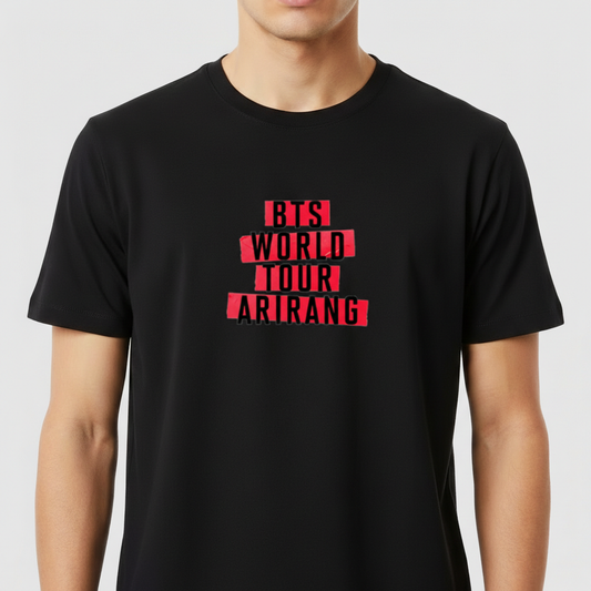 Camiseta com estampa frontal de texto "BTS World Tour Arirang" em letras maiúsculas sobre faixas horizontais sobrepostas.