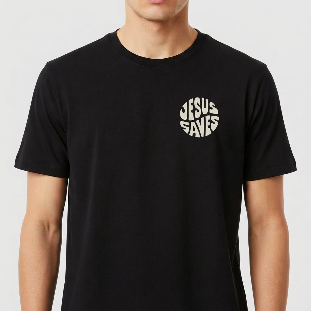 Camiseta com estampa frontal de um círculo contendo as palavras "Jesus Saves" e estampa traseira maior do mesmo círculo com a mesma mensagem.