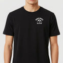 Camiseta com estampa frontal de logo e dois lutadores de jiu-jitsu em postura de combate, e estampa traseira de lutadores em ação sob logotipo em arco.