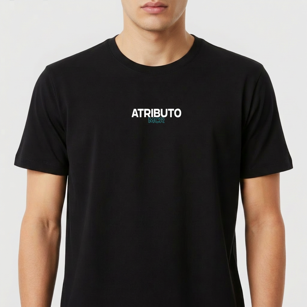 Camiseta com estampa frontal de "ATRIBUTO" em estilo minimalista e estampa traseira repetitiva de "ATRIBUTO" com detalhe de perfil embaixo.