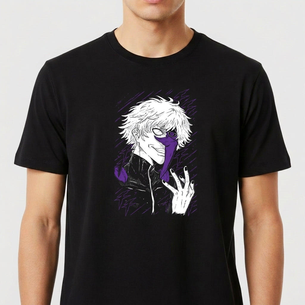 Camiseta com estampa frontal de personagem estilizado com cabelo desalinhado, máscara parcial roxa e expressão enigmática em traços dinâmicos.