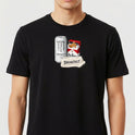 Camiseta com estampa frontal de uma lata de energético ao lado de um maço de cigarros e um papel com a palavra "BREAKFAST" escrita.