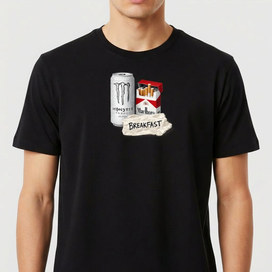 Camiseta com estampa frontal de uma lata de energético ao lado de um maço de cigarros e um papel com a palavra "BREAKFAST" escrita.