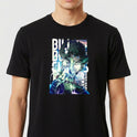 Camiseta com estampa frontal de personagem de anime segurando uma arma, cercado por letras estilizadas e efeitos luminosos, criando um visual dinâmico.