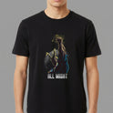 Camiseta com estampa frontal de personagem erguendo o punho em estilo heróico, rodeado por pontos luminosos, acompanhada da inscrição "All Might".