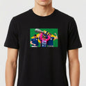 Camiseta com estampa frontal de três pessoas celebrando com um troféu acima de suas cabeças, em frente a uma bandeira estilizada ao fundo.