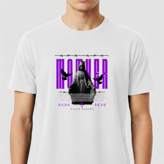 Camiseta com estampa frontal de figura religiosa centralizada, pássaros em voo, arame farpado acima, texto "MOTHER" em destaque e "SALVE RAINHA" abaixo.