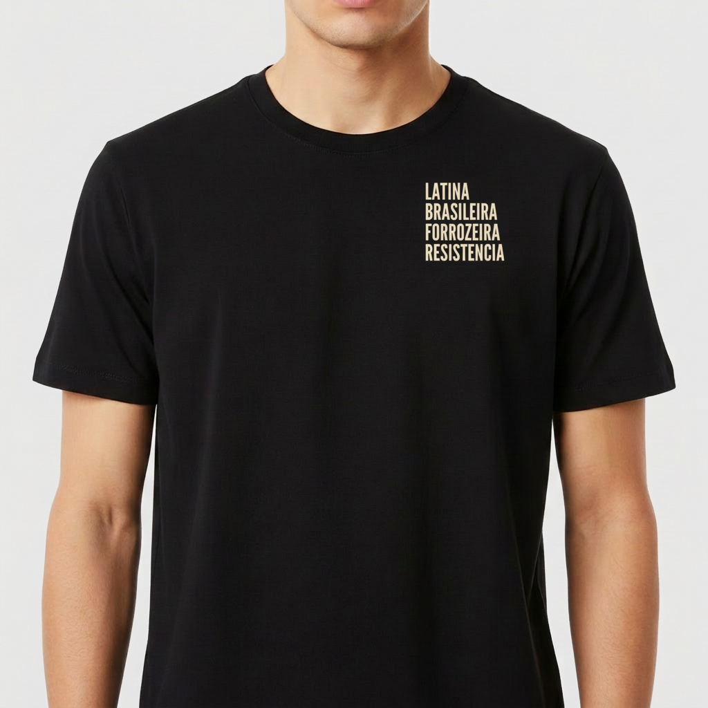 Camiseta com estampa frontal de texto em quatro linhas: "LATINA, BRASILEIRA, FORROZEIRA, RESISTÊNCIA" e estampa traseira de pequeno espiral centralizado.