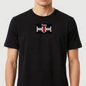 Camiseta com estampa frontal de texto "Kuarup" acima de um símbolo geométrico preto e branco com detalhe central em vermelho, e estampa traseira de símbolo menor similar.