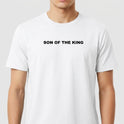 Camiseta com estampa frontal de texto centrado em letras maiúsculas que diz "SON OF THE KING".