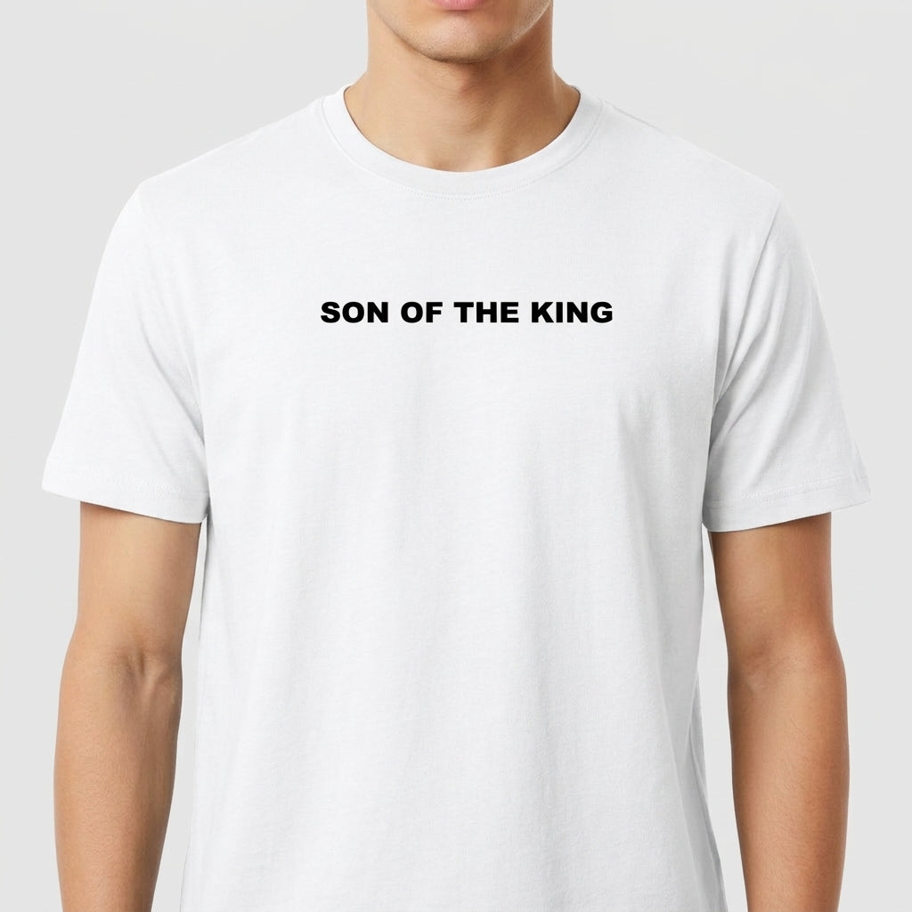 Camiseta com estampa frontal de texto centrado em letras maiúsculas que diz "SON OF THE KING".