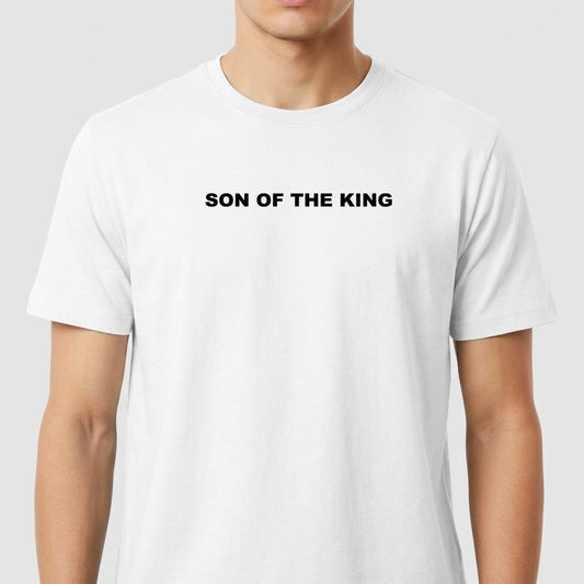 Camiseta com estampa frontal de texto centrado em letras maiúsculas que diz "SON OF THE KING".