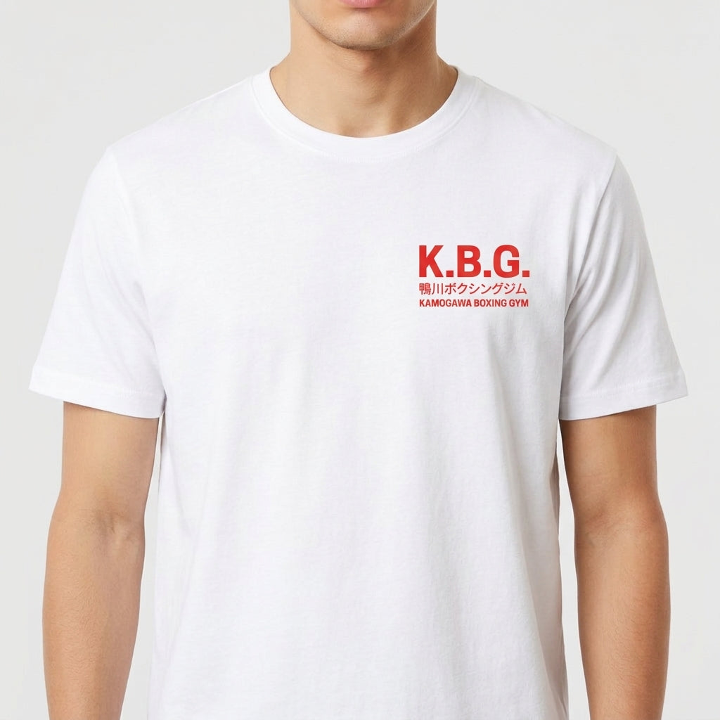 Camiseta com estampa frontal de "K.B.G." e texto em japonês seguido de "KAMOGAWA BOXING GYM" e estampa traseira com os mesmos elementos ampliados.