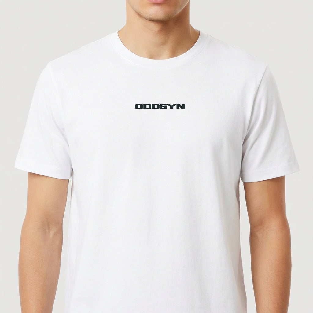 Camiseta com estampa frontal de texto estilizado e estampa traseira de padrão geométrico verde com caracteres japoneses distribuídos aleatoriamente.