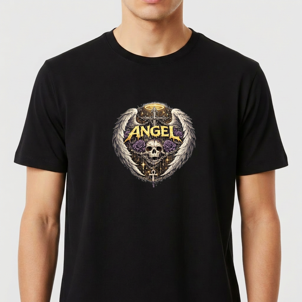 Camiseta com estampa frontal de um crânio com asas, rosas púrpuras, chave e halo dourado, sob a palavra "Angel" em estilo gótico impactante.