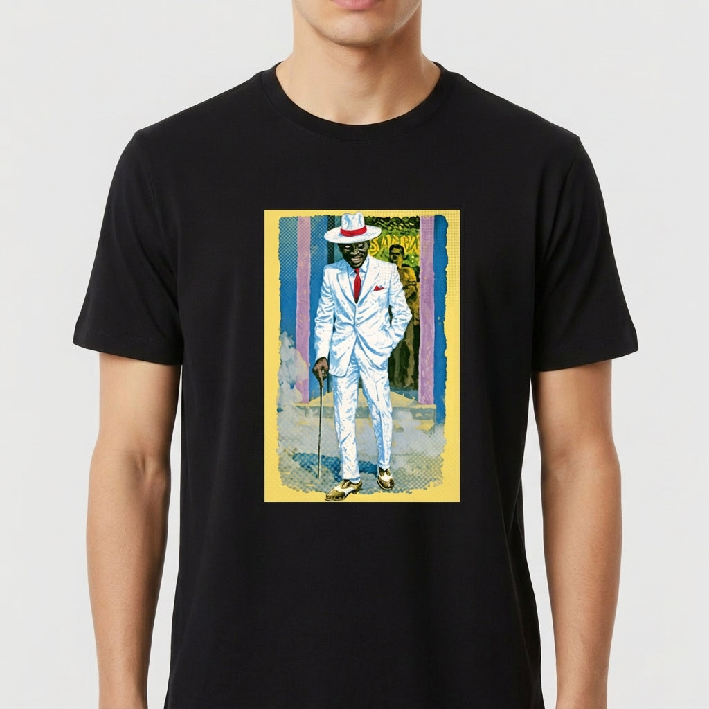 Camiseta com estampa frontal de homem de terno branco segurando bengala, chapéu elegante, ao fundo parede com graffiti e dois observadores.