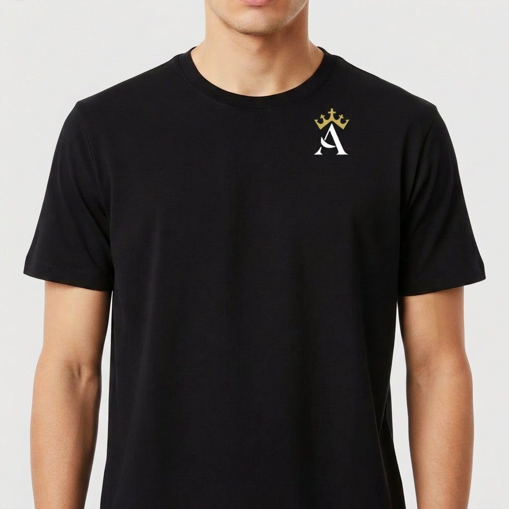 Camiseta com estampa frontal de letra "A" estilizada e coroa acima e estampa traseira com frase "O essencial, é eterno." com uma pequena coroa.