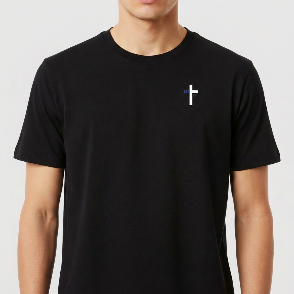 Camiseta com estampa frontal de cruz vertical com detalhes finos e estampa traseira com frase "SOMOS A GERAÇÃO ELEITA", globo de linhas e citação bíblica.
