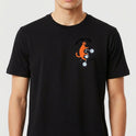 Camiseta com estampa frontal de um gato em cima de uma bicicleta, exibindo movimento, com o texto estilizado "MANDRAKITTY" acima e "ZAM" ao lado.
