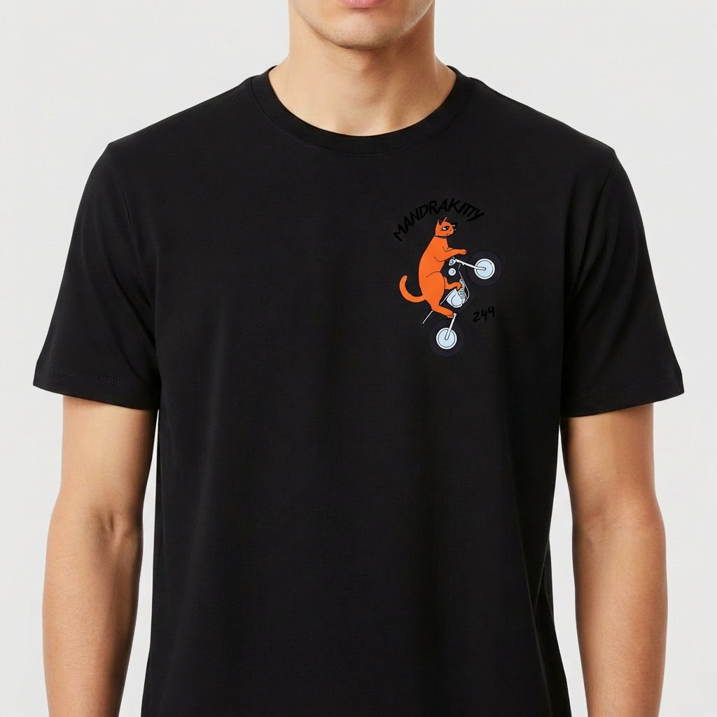 Camiseta com estampa frontal de um gato em cima de uma bicicleta, exibindo movimento, com o texto estilizado "MANDRAKITTY" acima e "ZAM" ao lado.