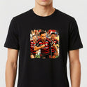 Camiseta com estampa frontal de três jogadores de futebol em ação, com expressões intensas, vestindo uniformes listrados com detalhes de patrocinadores.
