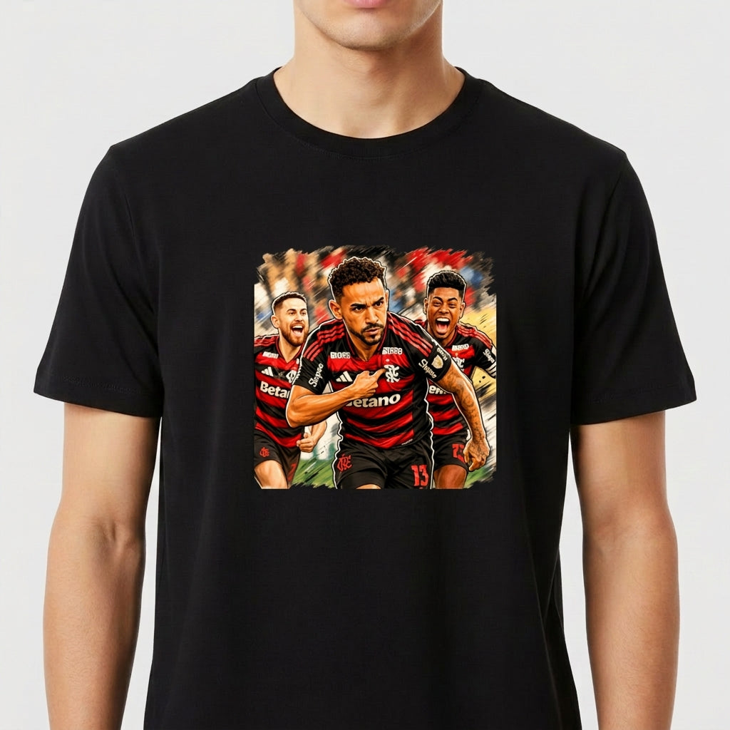 Camiseta com estampa frontal de três jogadores de futebol em ação, com expressões intensas, vestindo uniformes listrados com detalhes de patrocinadores.