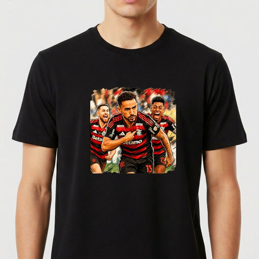 Camiseta com estampa frontal de três jogadores de futebol em ação, com expressões intensas, vestindo uniformes listrados com detalhes de patrocinadores.
