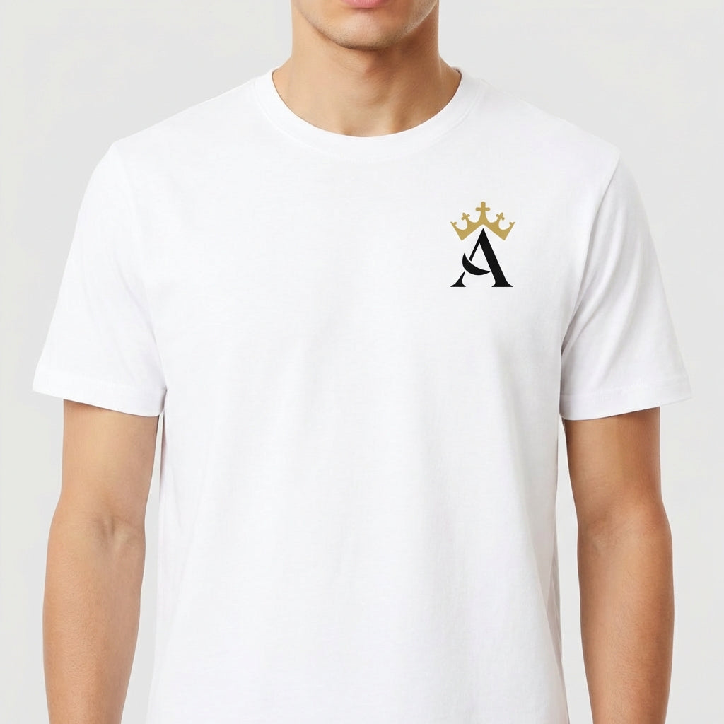 Camiseta com estampa frontal de letra "A" com coroa acima no canto superior e estampa traseira de frase "O essencial, é eterno." com coroa sobre a letra "O".