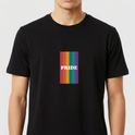 Camiseta com estampa frontal de listras verticais em seis tons diferentes e a palavra "PRIDE" centralizada em uma fonte de destaque.