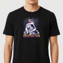 Camiseta com estampa frontal de astronauta como DJ em uma mesa de som, com nome escrito abaixo e elementos gráficos de raios atrás.