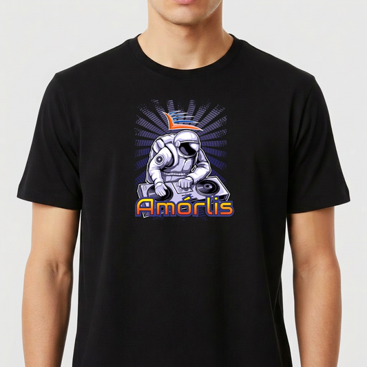 Camiseta com estampa frontal de astronauta como DJ em uma mesa de som, com nome escrito abaixo e elementos gráficos de raios atrás.