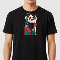 Camiseta com estampa frontal de panda estilizado usando óculos de sol, lenço no pescoço, sobre fundo geométrico com círculos e linhas abstratas.