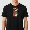 Camiseta com estampa frontal de um leão estilizado usando óculos, cercado por formas geométricas sobrepostas em um design moderno e artístico.