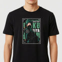 Camiseta com estampa frontal de personagem de mangá em posição dinâmica com texto decorativo ao fundo, em estilo de quadrinhos heroicos.
