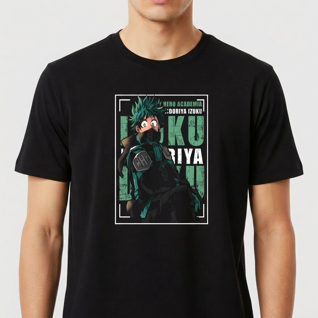 Camiseta com estampa frontal de personagem de mangá em posição dinâmica com texto decorativo ao fundo, em estilo de quadrinhos heroicos.