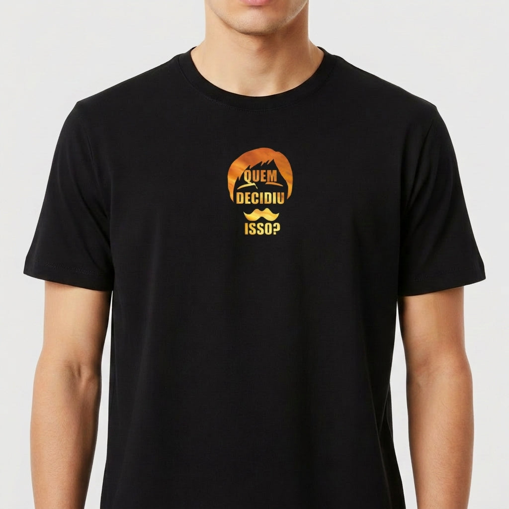 Camiseta com estampa frontal de texto "QUEM DECIDIU ISSO?" em formato de bigode e cabelos estilizados, e estampa traseira de personagem imponente nomeado "Escanor" em pose confiante, acompanhado de textos estilizados e elementos gráficos.