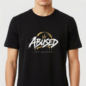Camiseta com estampa frontal de palavra estilizada "ABUSED" com coroa acima, envolta por meia circunferência pincelada e texto pequeno "LOYALTY OVER EVERYTHING" abaixo.
