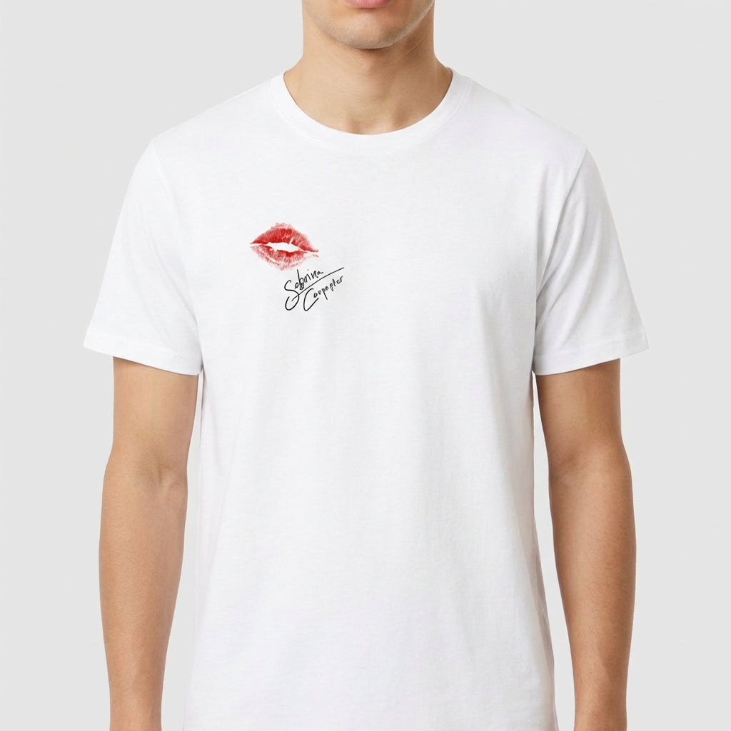 Camiseta com estampa frontal de marcas de batom vermelho e assinatura artística e estampa traseira de colagem com retrato feminino, flores e cores vibrantes.