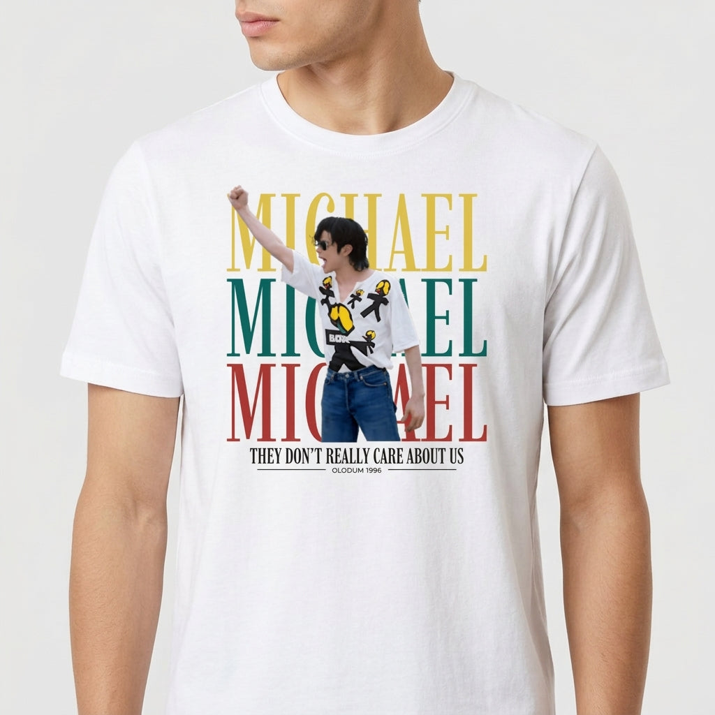 Camiseta com estampa frontal de uma pessoa de óculos em pose dinâmica, sobreposta por letras grandes "MICHAEL" em três cores e texto abaixo alusivo a uma data.