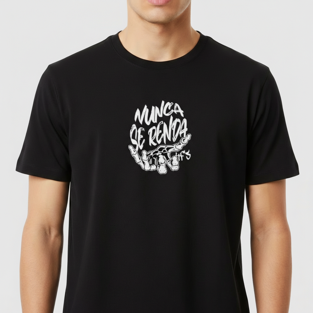 Camiseta com estampa frontal de frase "Nunca se Renda" acompanhada de uma mão estilizada apontando para cima, envolta em um design gráfico impactante.