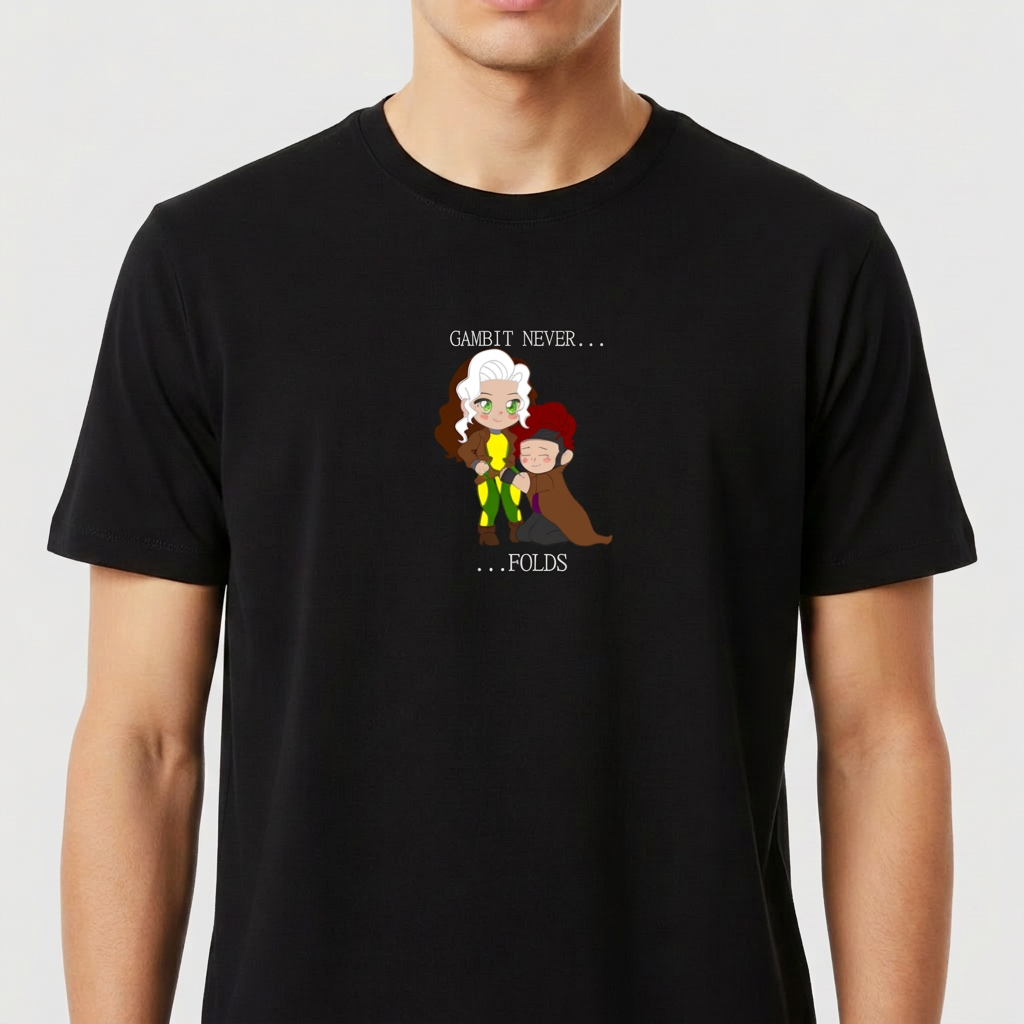 Camiseta com estampa frontal de dois personagens em estilo cartoon, acompanhados de texto "GAMBIT NEVER... ...FOLDS" em disposição vertical.
