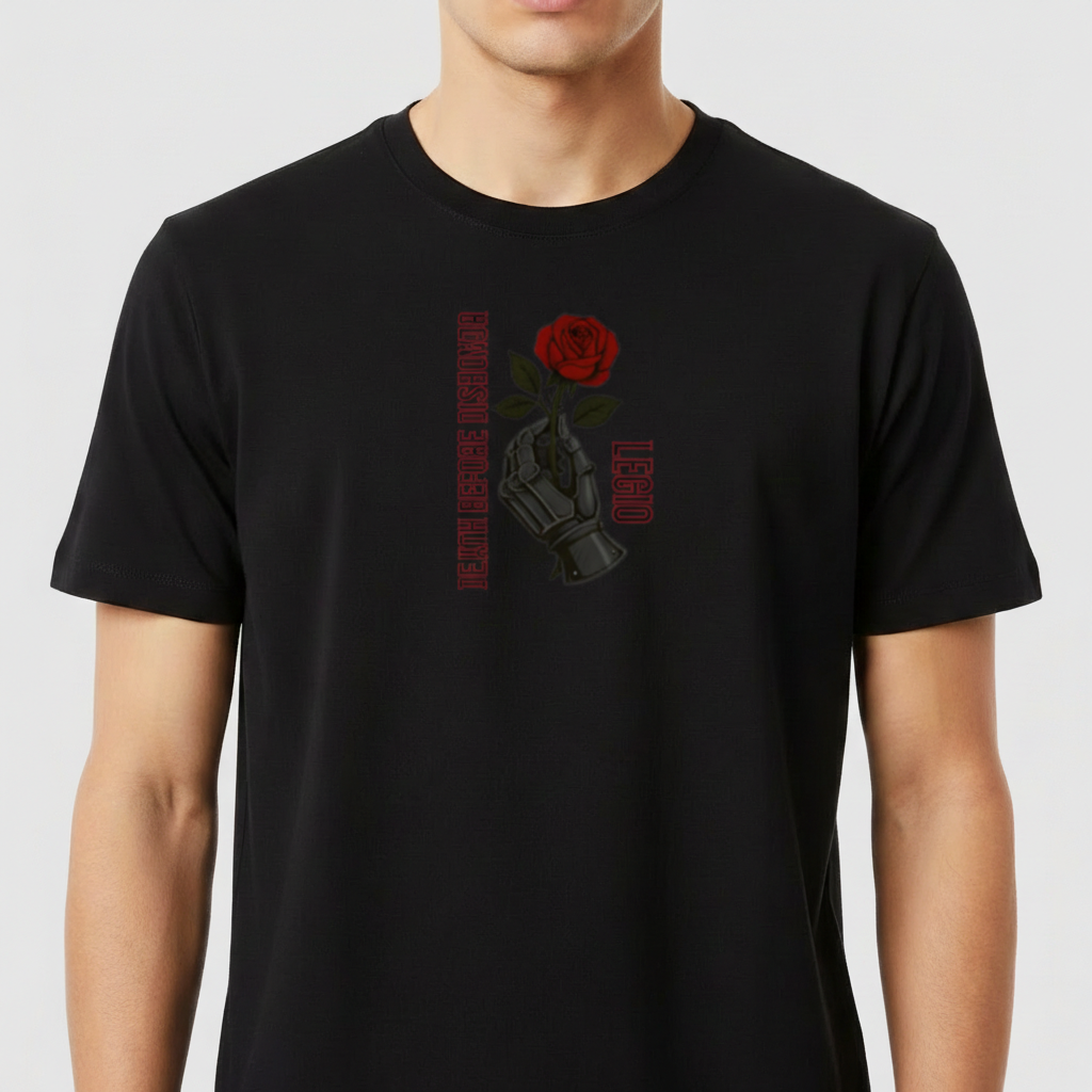 Camiseta com estampa frontal de mão metálica segurando uma rosa e texto vertical. Estampa traseira de guerreiro medieval em paisagem épica com textos adjacentes.