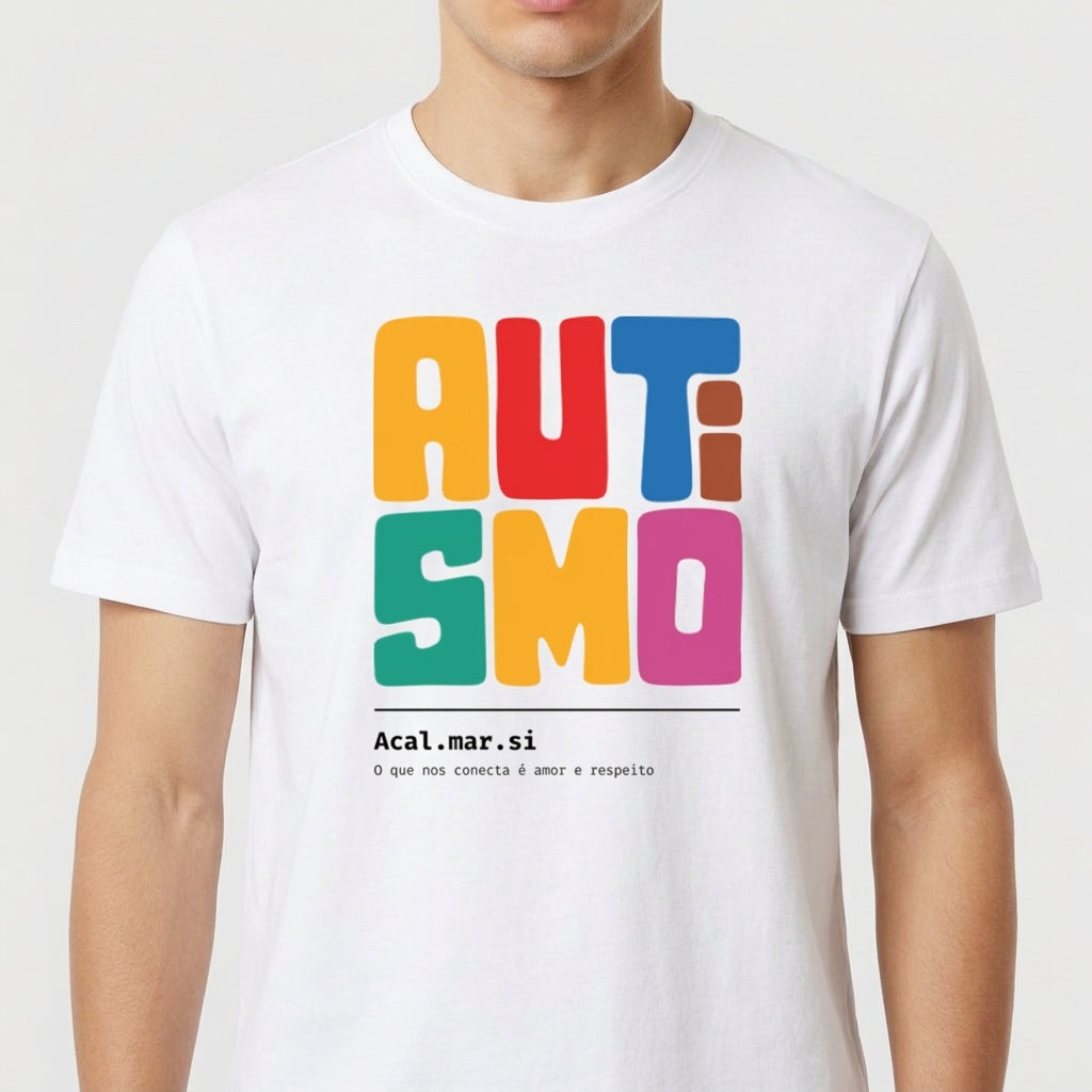Camiseta com estampa frontal de texto estilizado "AUTISMO" colorido seguido de "Acal.mar.si" e frase pequena, e estampa traseira de "Acalmarsi".