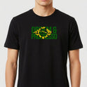 Camiseta com estampa frontal de "ORDEM & PROGRESSO" sobre uma bandeira fragmentada do Brasil e estampa traseira com "ELEVEN" e um pequeno símbolo.
