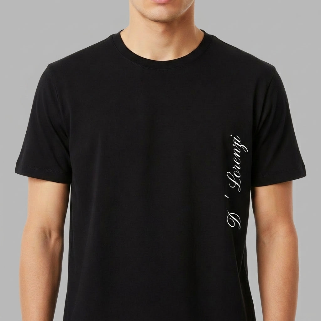 Camiseta com estampa frontal de escrita estilizada vertical no lado direito e estampa traseira de imagem colorida de personagem relaxando com frase inspiradora.