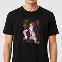 Camiseta com estampa frontal de personagem com capuz, vestindo roupa estampada, mão no rosto, cabelos lisos e detalhes gráficos ao redor.