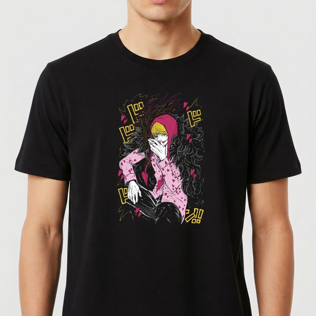 Camiseta com estampa frontal de personagem com capuz, vestindo roupa estampada, mão no rosto, cabelos lisos e detalhes gráficos ao redor.