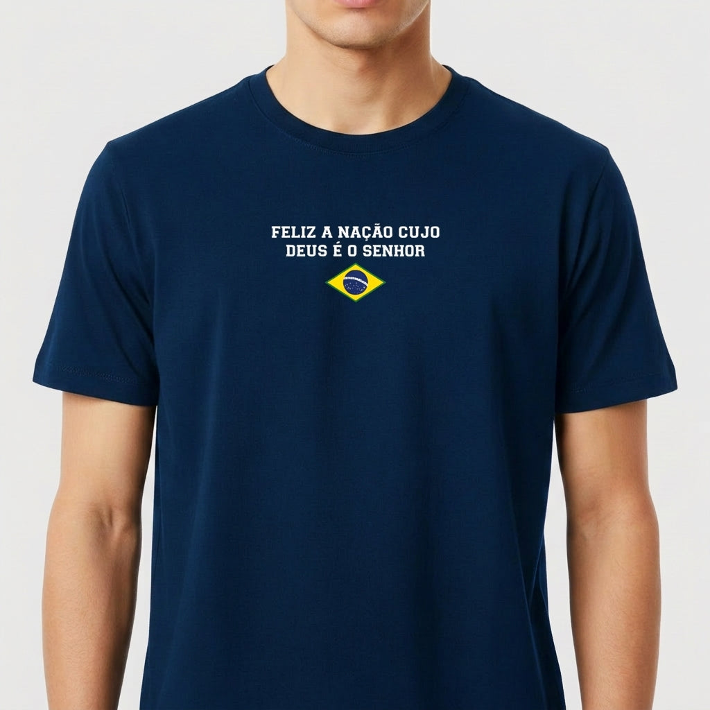Camiseta com estampa frontal de texto "Feliz a nação cujo Deus é o Senhor" acima de um símbolo nacional e estampa traseira de "Salmos 33 12".